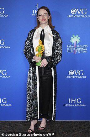 艾玛·斯通因其在《Poor Things》中的出色表现而获得了最令人垂涎的荣誉之一 - 沙漠棕榈成就奖