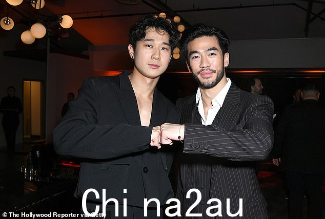李松和贾斯汀·钱在庆典上撞拳