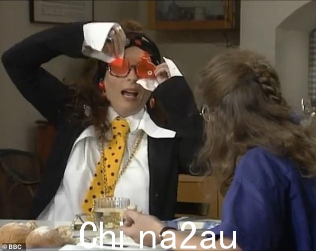 二人展示了他们公司的 Pop Specs,但观众很快指出这个名字已经被 Absolutely Fabulous 在喜剧小品中使用过