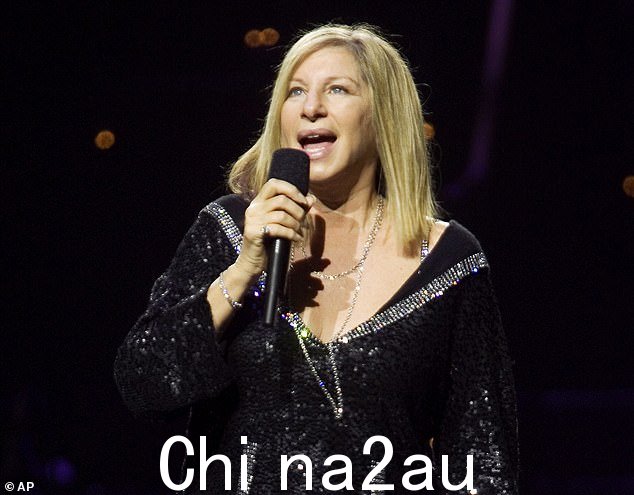 Streisand 在五个月的时间里在股市上赚了 180 万美元,但最终这位歌手因为压力太大而放弃了她的爱好; 2006 年在多伦多表演