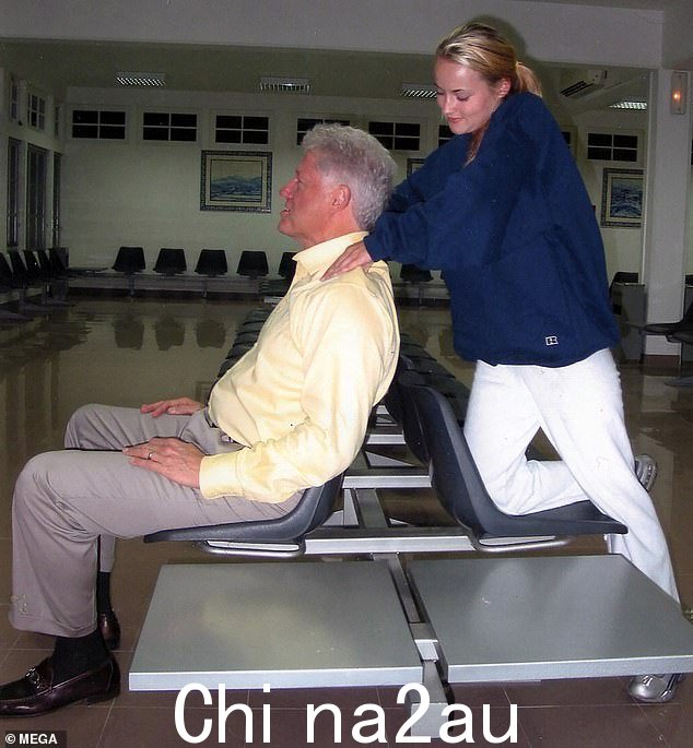 比尔·克林顿坐在椅子上,接受杰弗里·爱泼斯坦 (Jeffrey Epstein) 受害者 Chaauntae Davies 的颈部按摩