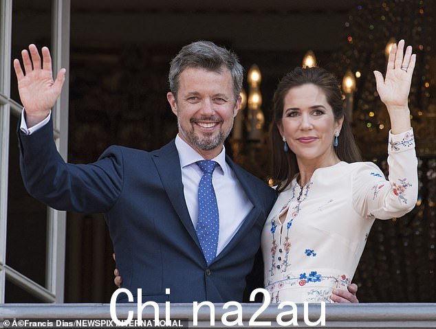 弗雷德里克和玛丽将从阳台上挥手。这对夫妇在 Frederik 50 岁生日时合影