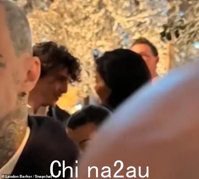 凯莉与男友蒂莫西的恋情仍然很浓,随着 t这对夫妇被拍到一起参加一年一度的卡戴珊/詹纳圣诞夜狂欢