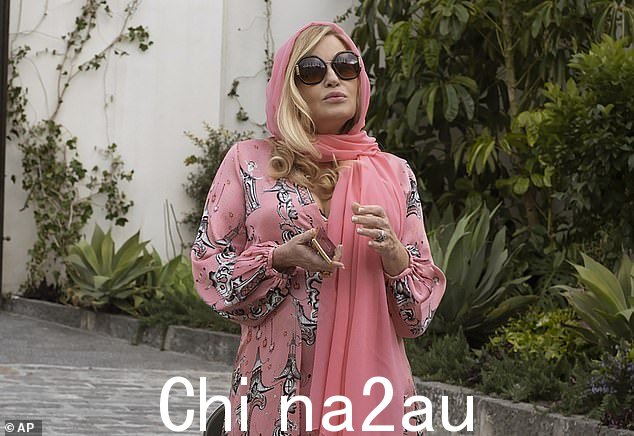 她追随第一季女演员詹妮弗的脚步柯立芝在第二季中继续她的事业复兴,从夏威夷搬到了西西里岛
