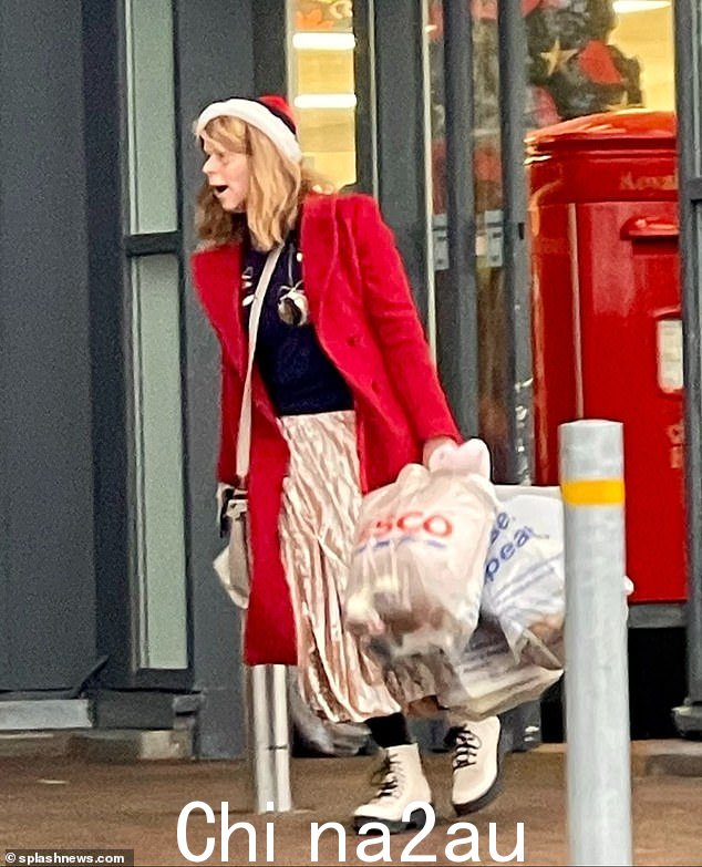 德里克因心脏病发作而不得不为生命而战,凯特·加勒威 (Kate Garraway) 在医院度过了圣诞节。有人看到她上周戴着圣诞帽购物,今天宣布了自己的去世
