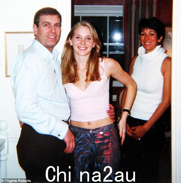 Virginia Giuffre(中)与安德鲁王子(左)和 Ghislaine Maxwell 于 2001 年初在后者位于伦敦马厩的家中合影