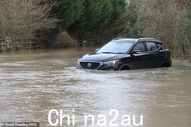 今天埃塞克斯的道路仍然被洪水淹没,废弃的汽车被洪水淹没
