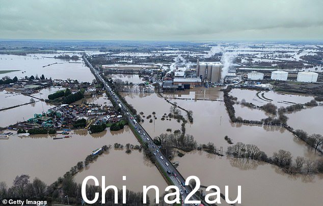 诺丁汉郡宣布发生重大事件,特伦特河决堤后田野和道路被洪水淹没