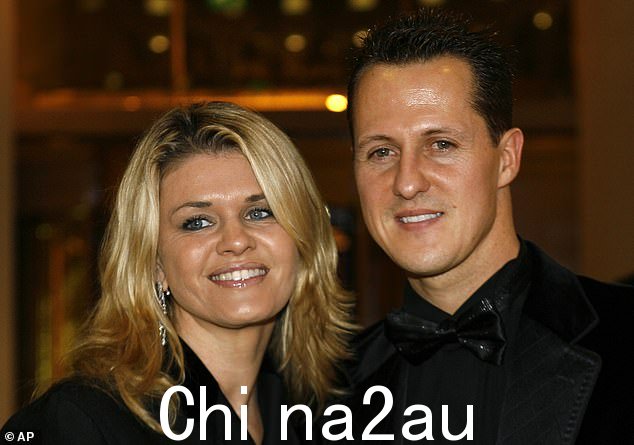 They have two children - 24-year-老米克是一名F1赛车手,而26岁的吉娜玛丽亚是一名马术运动员。图为:2006 年的 Corinna 和 Michael