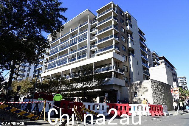 悉尼臭名昭著的 Mascot Towers(上图)的业主自 2019 年房屋因结构性损坏而被疏散以来,面临着价值数百万澳元的债务