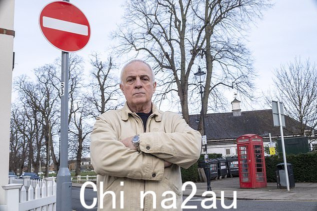 诺曼·布伦南 (Norman Brennan) 与一名小偷对峙,追赶他近两英里,然后帮助警察逮捕他。后来他因在单行道上走错路而被罚款