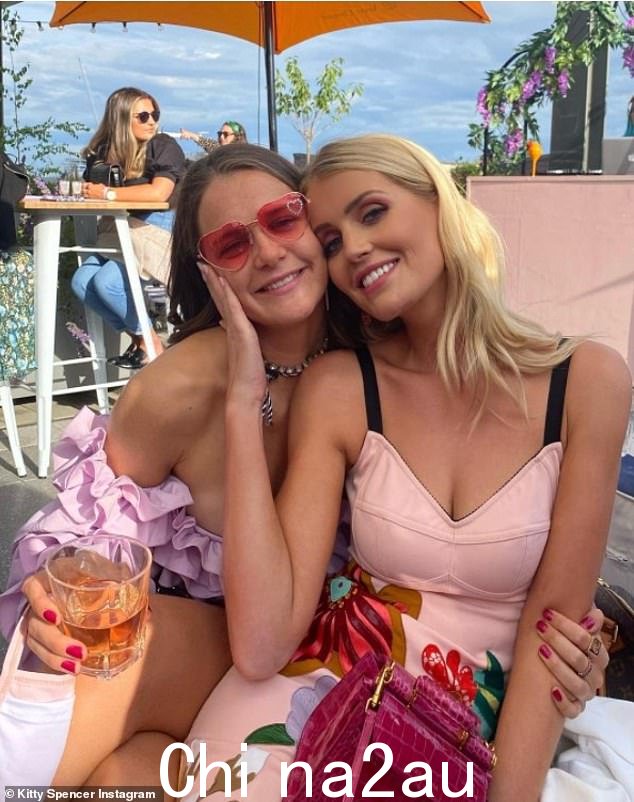 Lady Kitty Spencer、Emma Weymouth 和 Mary Charteris 等人凭借华丽的外表、富裕的生活以及与一线明星的友谊,吸引了数十万粉丝。Lady Kitty 就是图中所示的