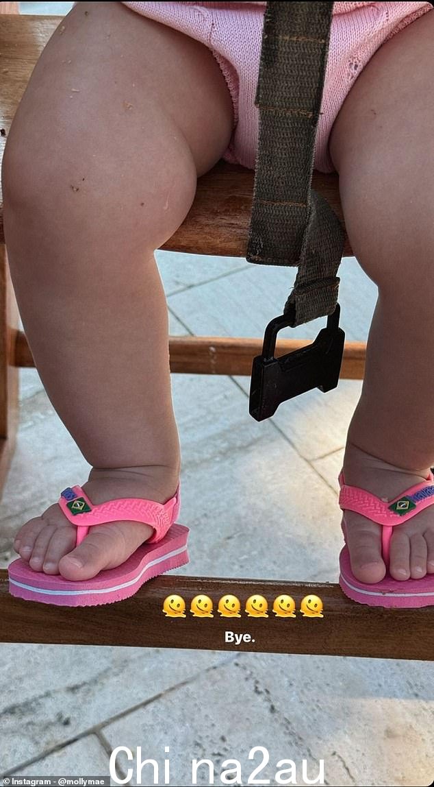 Another Story featured Bambi, 11 months, but just her legs. Her outfit was baby pink and she wore dark pink slippers with the Brazilian flag