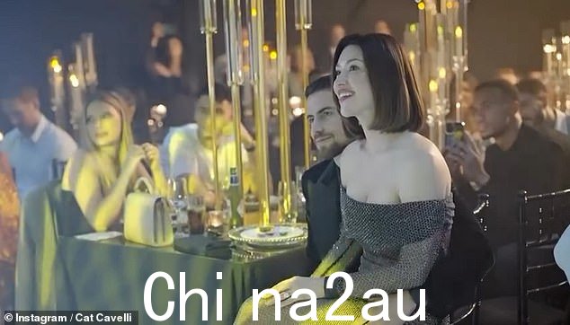 在这段情感视频中,可以看到凯瑟琳的女儿艾达在舞台上与吉他手一起唱歌,而凯瑟琳和若日尼奥坐在观众席上观看