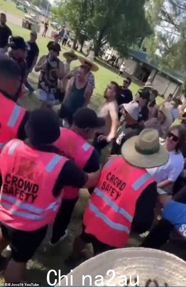 狂野的镜头捕捉到周六下午 Summernats 汽车爱好者节上保安和参加者之间爆发的争吵(如图)