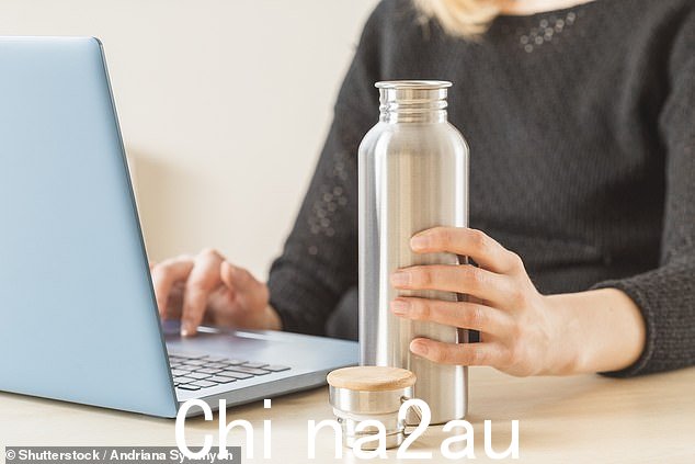 当谈到改变饮酒习惯来应对挑战时,每天喝四升水似乎是一项不可能完成的任务