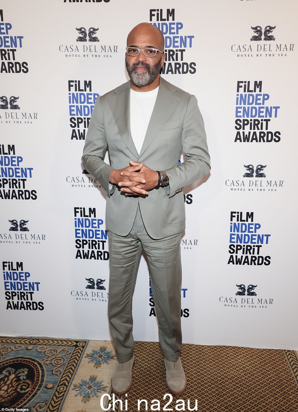 Jeffrey Wright 穿着灰色西装看起来很时尚