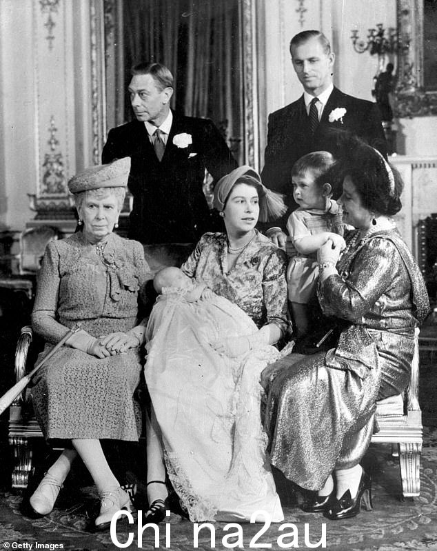 1950 年安妮公主受洗后,英国皇室四代人在白金汉宫合影。左起:玛丽女王、乔治六世国王、伊丽莎白二世女王、菲利普亲王、查尔斯王子和伊丽莎白女王太后
