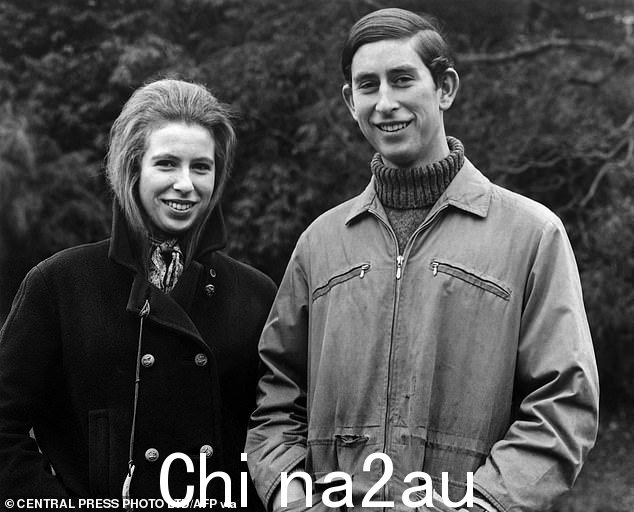 1970 年 2 月,查尔斯王子与妹妹安妮公主肩并肩