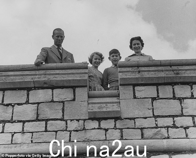 爱丁堡公爵、安妮公主、查尔斯王子和伊丽莎白二世女王,1959 年从温莎城堡东露台墙上俯视的照片