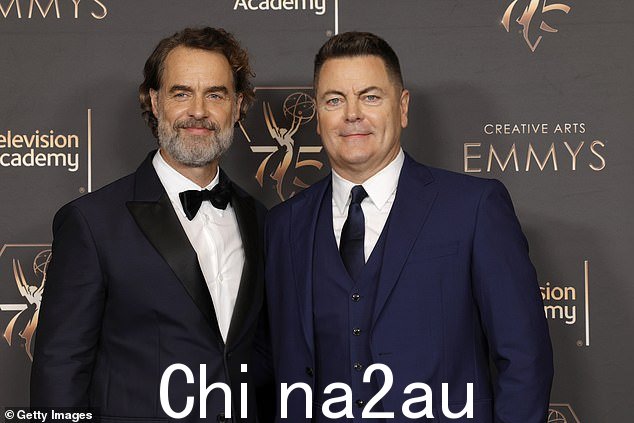 尼克饰演的比尔在第一季第三集中意外地爱上了观众,触动了观众的心。入侵者 Frank (Murray Bartlett)(合照)