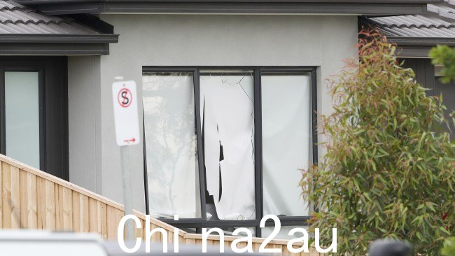 可以在酒店看到破碎的窗户。图片:David Crosling,NCA