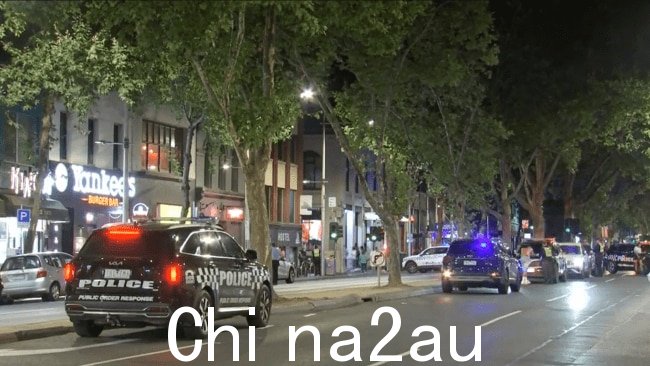 警方称第一次刺伤发生在周六晚上 10 点左右,一名 24 岁的男子据称在墨尔本市中心国王街的一家汉堡店外遭到袭击。图片:九新闻
