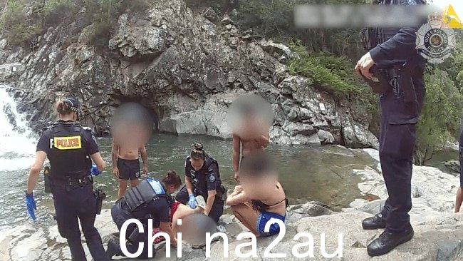 当地警员首先赶到现场,对男子进行了急救。图片:QPS