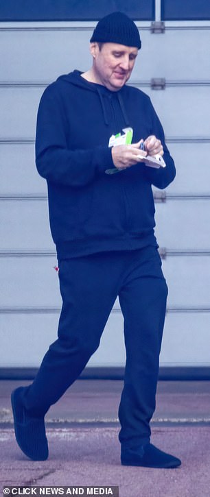 这位 50 岁的喜剧演员看上去健康状况良好,他穿着黑色连帽衫、运动裤和舒适的拖鞋出门