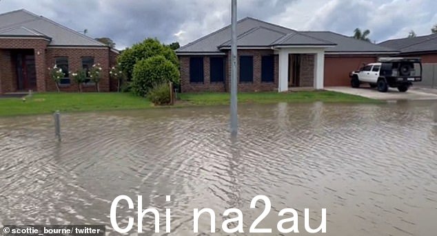 位于维多利亚州北部洛登河的Kerang的房产在周日被雨水冲毁后被洪水切断(如图)
