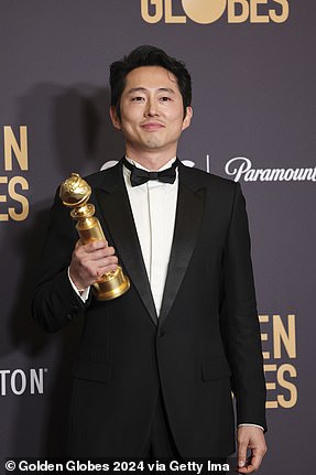 史蒂文·元 (Steven Yeun) 荣获限定剧、选集剧或电视电影中最佳男演员表演奖