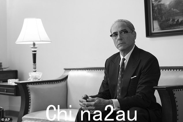 小奥本海默·唐尼饰演刘易斯·施特劳斯少将,一位退役海军军官和美国原子能委员会 (AEC) 的高级成员