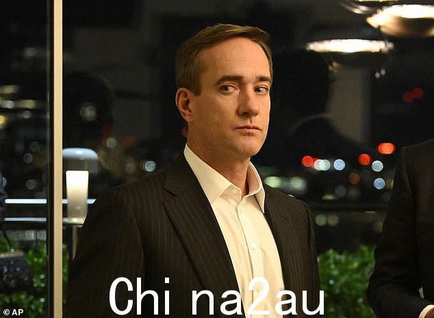 他的角色 Tom Wambsgans 是 Shiv Roy 渴望权力的丈夫,Shiv Roy 享受着嫁给媒体大亨家庭带来的权力,并且经营保守派新闻网络 ATN