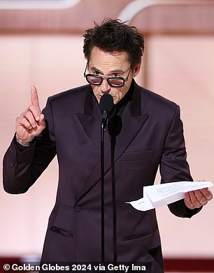这位 58 岁的演员在讲台上以一个笑话开始了他的获奖感言,他说:“是啊,是啊。”我服用了 Beta 阻滞剂,所以这将是一件轻而易举的事'