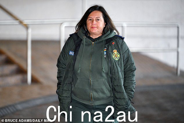 由于 Olly 的心率读数异常高,护理人员 Lynsey Field 已通过无线电发出红色警报,特别警告医生孩子可能患有败血症