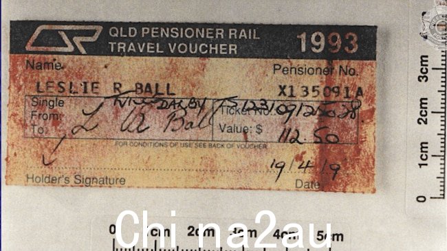 鲍尔先生购买并签署了一张假火车票，以安排他从汤斯维尔出发前往布里斯班。图片：QPS