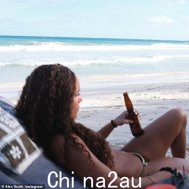 在另一张照片中,她坐在日光躺椅上享受一瓶啤酒,蔚蓝的大海拍打着附近的海岸,看起来很放松