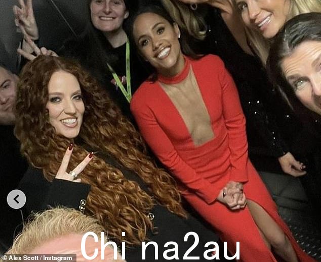 这次旅行是在 Alex 与女友 Jess 分享 BBC 年度体育人物奖的照片后在 Instagram 上正式发布的。