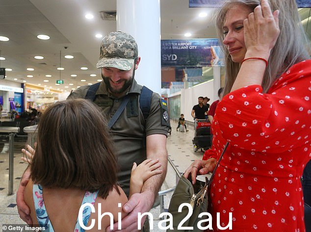 Alla Storozhuk(右)与她和 Storozhuk 先生的孩子于 2022 年 3 月搬到悉尼