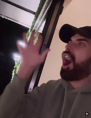 Rylan Clark 周一在社交媒体上透露,在他的家被两条草蛇和一只野鸡入侵后,他在家中遭到蝙蝠袭击