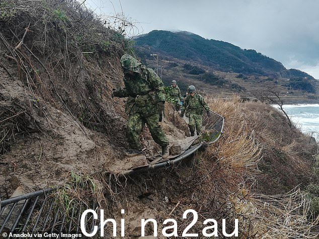 日本自卫队 (JSDF) 为 1 月 1 日日本石川县能登半岛地区受地震影响的民众提供食品、医疗和物资援助, 2024