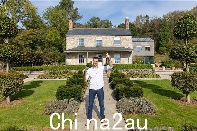 10 月份,有消息称,亨诺克的财产已归西蒙·威廉姆斯(如图)所有,他是一位来自西萨塞克斯的 41 岁飞机工程师,也是两个孩子的父亲,他解释说,他的胜利完全取决于他的表现。更令人兴奋的是,当他还是个孩子的时候,他已故的父亲带他去德文郡度假
