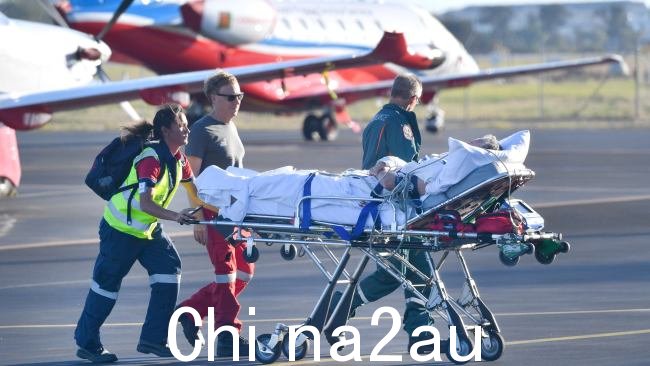 一名男子在艾尔半岛西海岸遭到鲨鱼袭击后被空运到医院。图片：Keryn Stevens /NCA。