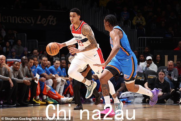 尽管29岁的CAA模特欢呼雀跃,这位28岁的NBA大前锋(左)所在的球队——华盛顿奇才队——最终以128-136输给了俄克拉荷马城雷霆队