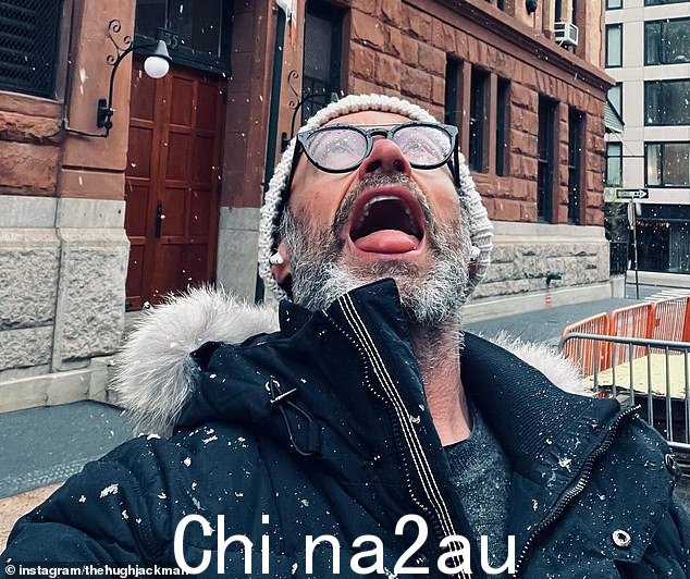这位好莱坞明星在 Instagram 上分享了一张甜蜜的照片，照片中他在纽约街头抬起头，用嘴捕捉雪花