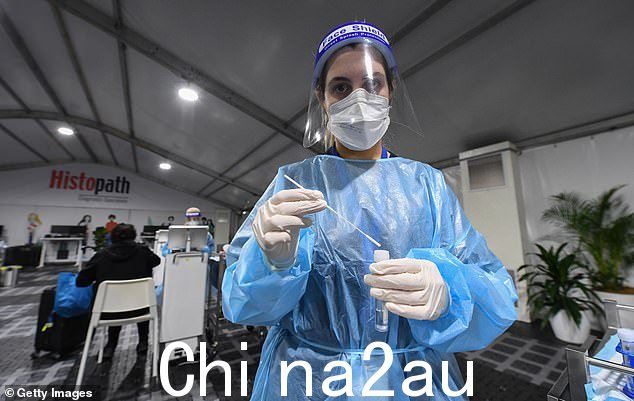 由于病例数量激增至一年多来的最高水平,被新冠病毒感染的澳大利亚人被警告“呆在家里”。图为:2021 年悉尼新冠病毒检测诊所” class=