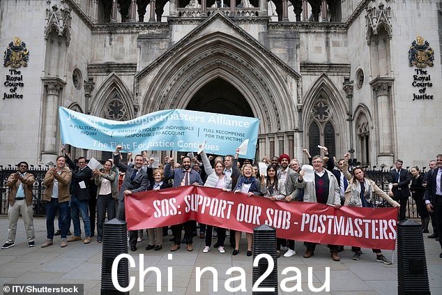前邮局工作人员在上诉法院推翻定罪后在伦敦皇家法院外庆祝