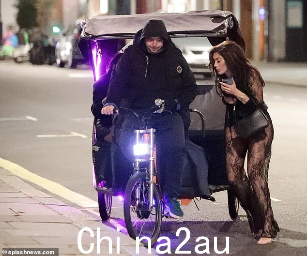 她恩与 Chloe 和新演员 Chantelle Connelly 一起乘坐人力车游览城市,Chloe 是第一个下车的人