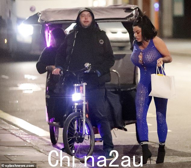 凯蒂低头看着她的巴尔曼踝靴,她抓着一袋好东西,司机厚颜无耻地看了看她宽大的乳沟