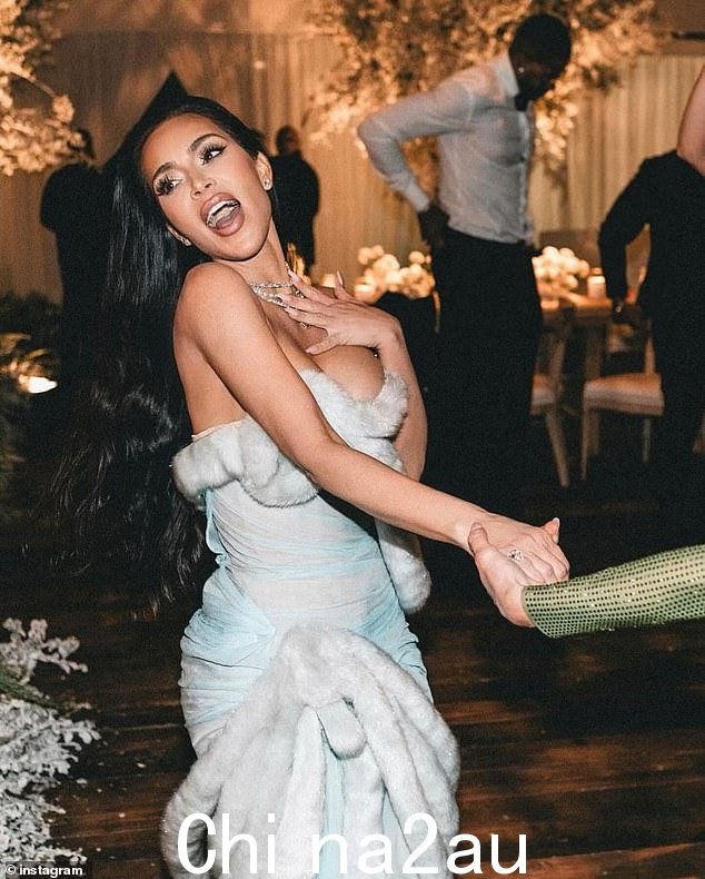 Kim 的长子女儿 North 与 Jessica 的长子女儿 Maxwell 是朋友。所以 Kim 和 Jessica 通过孩子认识了彼此。他们也都住在 的封闭式社区隐山 (Hidden Hills),距洛杉矶约 40 分钟路程